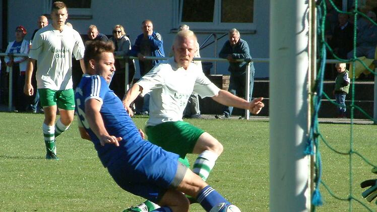Szene aus dem Spiel FC Wallenfels - SV Friesen II (1:4). Der Friesener Patrick Peter (weißes Trikot) erzielt das 3:1 für seine Elf.  Foto: Hans Franz