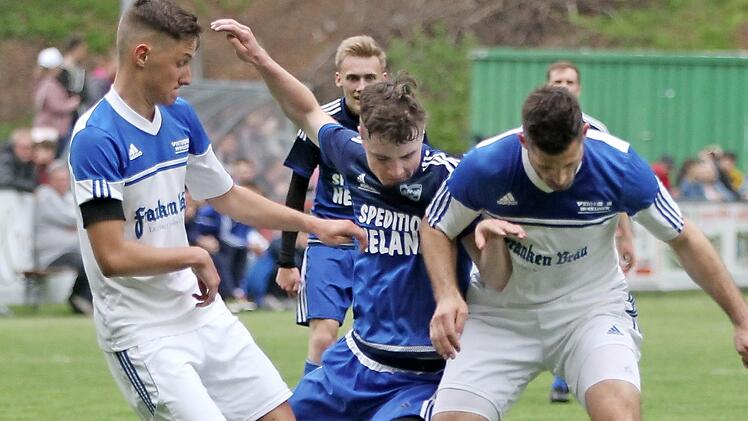 Für Lukas Köhn vom TSV Mönchröden (blaues Trikot) gibt es kein Durchkommen gegen die beiden Mitwitzer Johannes Schmidt (links) und Ausgleichs-Torschütze Marc Hofmann.
