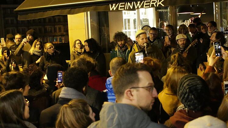 Nach kurzfristiger Konzertabsage: Max Herre gibt spontanes Straßenkonzert in Bad Kissingen . Foto: Benedikt Borst