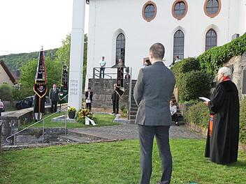 Eine kleine Runde gedachte in Muggendorf des Kriegsendes. Eigentlich hätten im gesamten Dekanat Veranstaltungen stattfinden sollen. Foto: hj