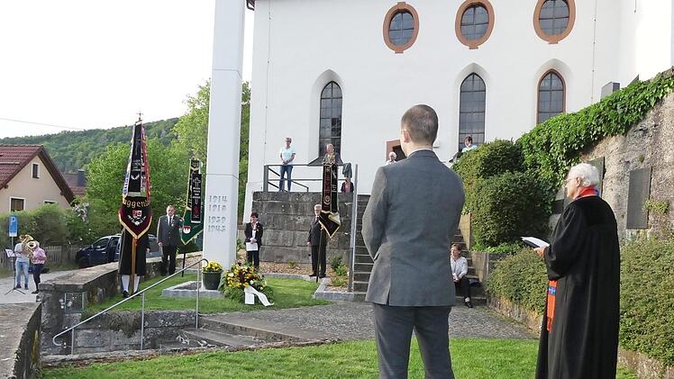 Eine kleine Runde gedachte in Muggendorf des Kriegsendes. Eigentlich hätten im gesamten Dekanat Veranstaltungen stattfinden sollen. Foto: hj