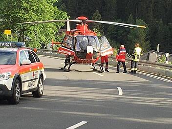 Wegen der Landung eines Rettungshubschraubers musste die Staatsstra&szlig;e gesperrt werden  Foto: Andr&eacute; Wicklein