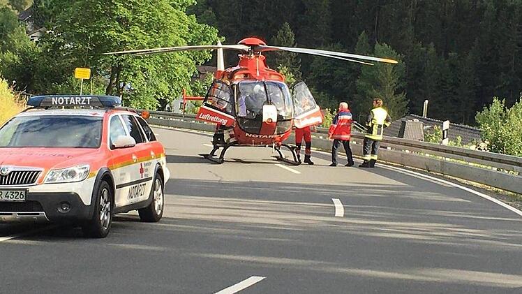 Wegen der Landung eines Rettungshubschraubers musste die Staatsstra&szlig;e gesperrt werden  Foto: Andr&eacute; Wicklein