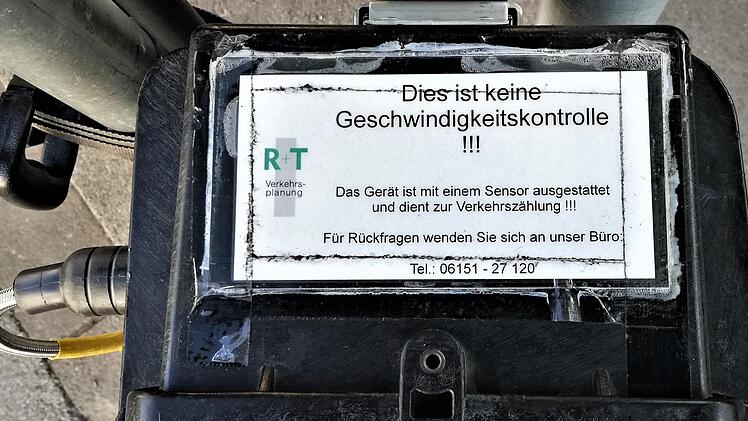"Dies ist keine Geschwindigkeitskontrolle!!!" steht mit drei Ausrufezeichen auf dem schwarzen Kasten eines Messgeräts: "Das Gerät ist mit einem Sensor ausgerüstet und dient zur Verkehrszählung!!!"