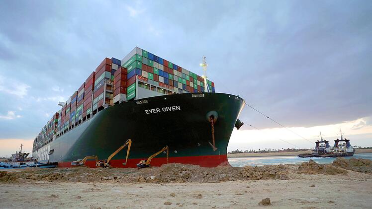 Das Containerschiff "Ever Given" ist im Suezkanal festgesetzt und blockiert die wichtige Schifffahrtsstraße