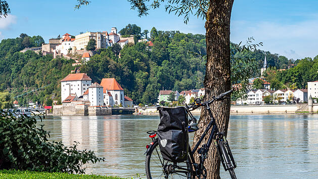 mit dem Rad auf dem Donauradweg bei Passau in Bayern