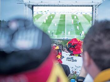 Auf dem Sander Weinfest bangten weit über 1000 Fans mit der Deutschen Fußall-Nationalmannschaft. Viele trugen die Nationalfarben auf Hüten, Trikots, Shirts und Blumenketten.  Fotos: Hendrik Steffens
