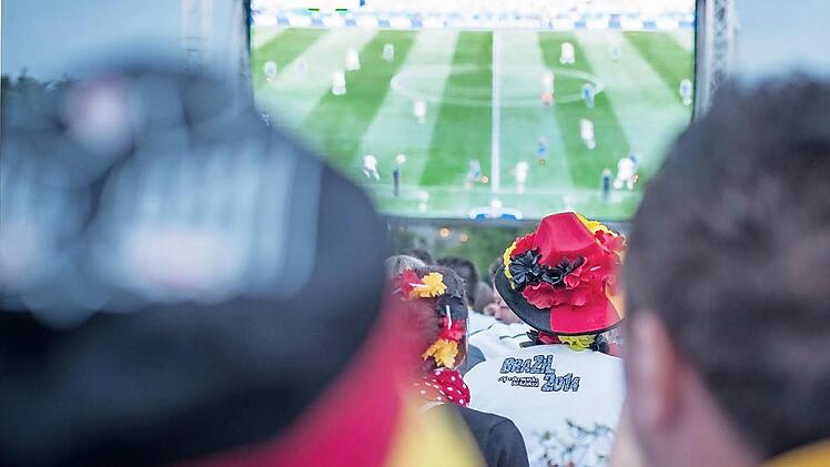 Auf dem Sander Weinfest bangten weit über 1000 Fans mit der Deutschen Fußall-Nationalmannschaft. Viele trugen die Nationalfarben auf Hüten, Trikots, Shirts und Blumenketten.  Fotos: Hendrik Steffens