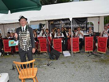 Der neue Schützenkaiser Reinhold Wolf durfte den Musikverein dirigieren, als dieser den von Professor Rudi Reinhardt komponierten Schützenmarsch intonierte.  Foto: Karl-Heinz Hofmann