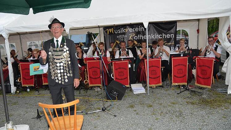 Der neue Schützenkaiser Reinhold Wolf durfte den Musikverein dirigieren, als dieser den von Professor Rudi Reinhardt komponierten Schützenmarsch intonierte.  Foto: Karl-Heinz Hofmann