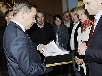 Die Freien Wähler überreichten Landrat Alexander Tritthart (links) vor der vergangenen Kreistagssitzung Tausende von Unterschriften. Jetzt wurde noch einmal nachgelegt.  Foto: Hannah Reuter
