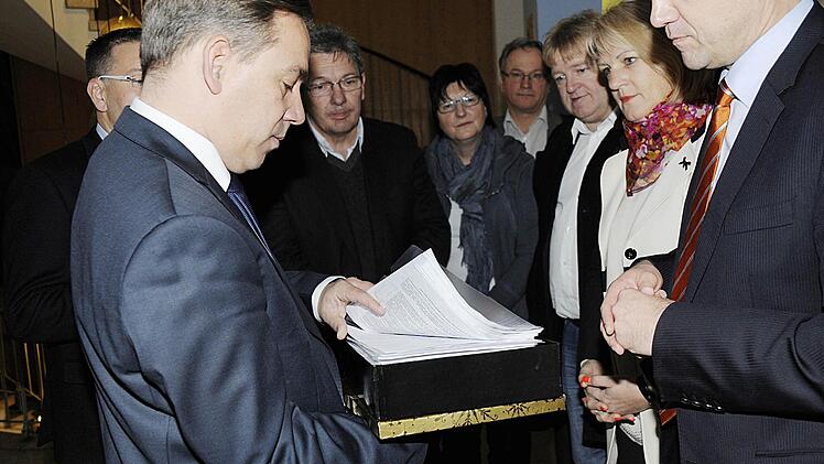 Die Freien Wähler überreichten Landrat Alexander Tritthart (links) vor der vergangenen Kreistagssitzung Tausende von Unterschriften. Jetzt wurde noch einmal nachgelegt.  Foto: Hannah Reuter