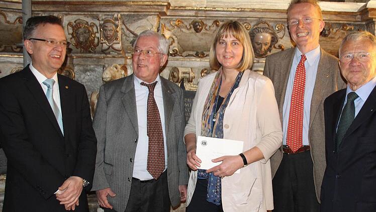 Der Vorstand des Lions-Club Coburg überreicht einen Scheck in Höhe von 20 000 Euro an die Zweite Bürgermeiterin (von links):  Matthias Schmidt,Giorgio Cumbat, Birgit Weber, Kilian von Pezold, Erhard Hofmann.  Fotos: Christiane Lehmann