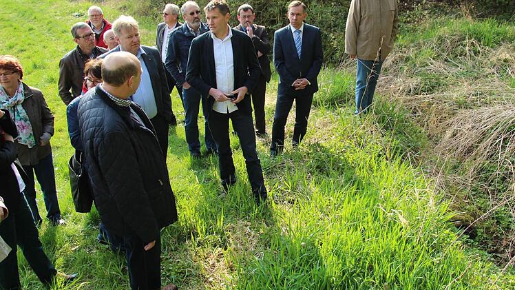 Hans Leuchs vom Kreisumweltamt (Mitte) informierte die Kreisräte bei einem Ortstermin. Foto: Christian Bauriedel