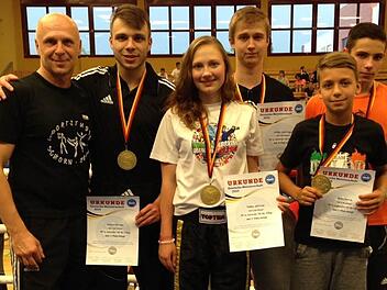 Das erfolgreiche Eberner Kickboxteam, von links: Trainer und Coach Jürgen Schorn, Vincent Schorn (Erster), Johannas Zeitler (Erste), Dominique Zeitler (Dritter), Darius Strätz (Erster) und Hannes Müller (Zweiter)