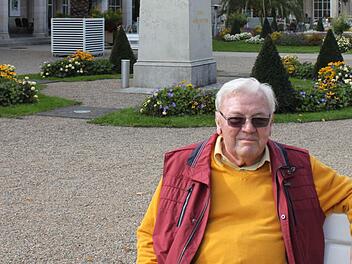 Walter Rundler im Bad Kissinger Kurgarten, der während seiner Zeit als Kurdirektor (1970 - 1992) umgestaltet wurde. Foto: Thomas Mäuser