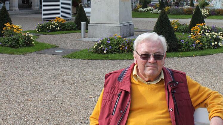 Walter Rundler im Bad Kissinger Kurgarten, der während seiner Zeit als Kurdirektor (1970 - 1992) umgestaltet wurde. Foto: Thomas Mäuser