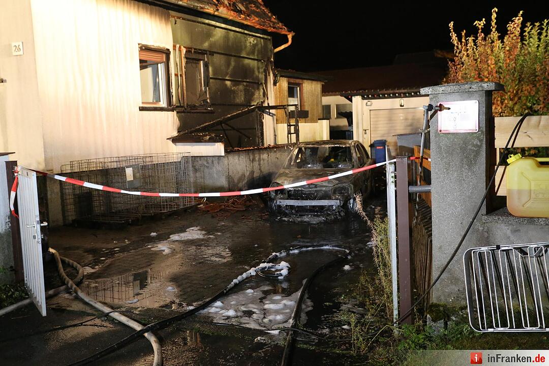 Brennender Pkw greift auf Wohnhaus ueber - Dachstuhlbrand