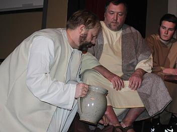 Jesus (Jörg Schrepfer) wäscht seinem Jünger Petrus (Hubert Ruß) die Füße. Foto: Veronika Schadeck