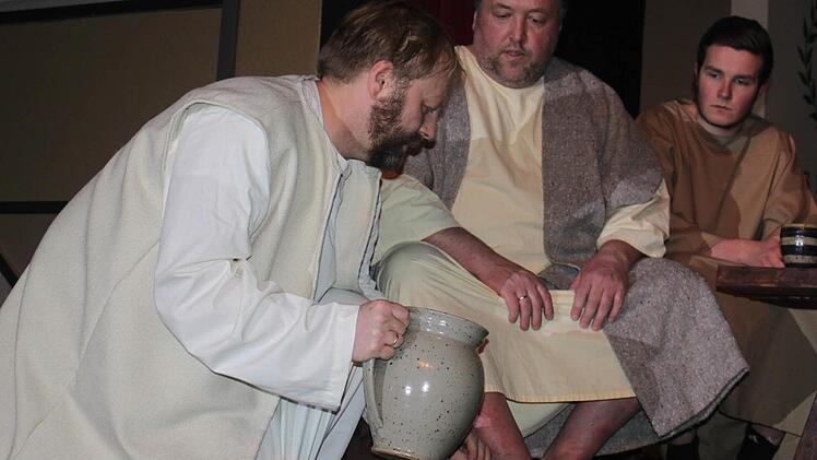 Jesus (Jörg Schrepfer) wäscht seinem Jünger Petrus (Hubert Ruß) die Füße. Foto: Veronika Schadeck