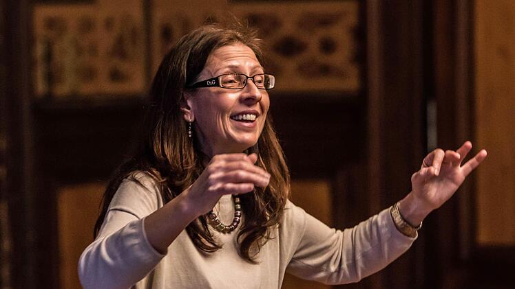 Chorleiterin Antoinetta Bafas bei der Probenarbeit mit dem Chor "Unerhört".Foto: Jochen Berger