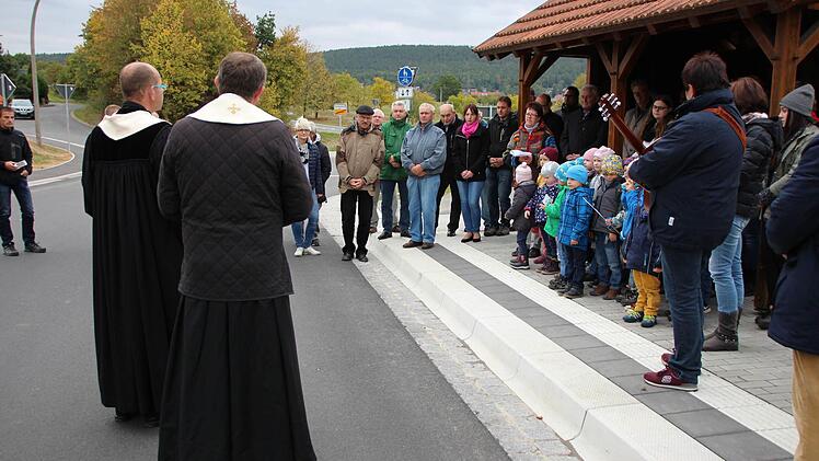 Die Bushaltestelle in der Von-Henneberg-Straße ist jetzt barrierefrei. Foto: Benedikt Borst