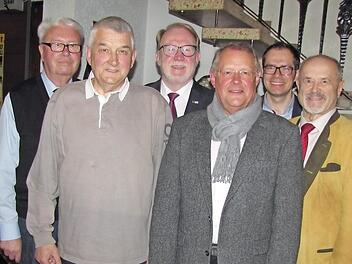 Ehrungen beim CSU-Ortsverband Coburg-Nord (von links): Frank Goldammer, Rainer Müller, Hansjürgen Jackisch, Hans Michelbach, Ortsverbandsvorsitzender Jürgen Oehm, stellvertretender Ortsverbandsvorsitzenden Kurt Knoch, Jürgen W. Heike sowie CSU-Kreisvorsitzende Birgit Weber.  Foto: Martin Koch
