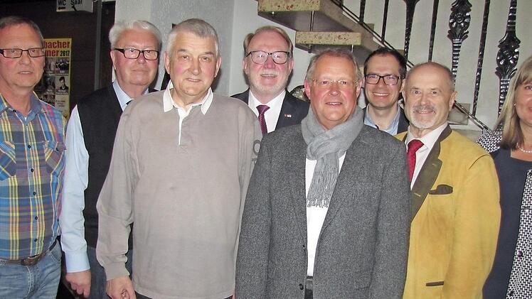 Ehrungen beim CSU-Ortsverband Coburg-Nord (von links): Frank Goldammer, Rainer Müller, Hansjürgen Jackisch, Hans Michelbach, Ortsverbandsvorsitzender Jürgen Oehm, stellvertretender Ortsverbandsvorsitzenden Kurt Knoch, Jürgen W. Heike sowie CSU-Kreisvorsitzende Birgit Weber.  Foto: Martin Koch