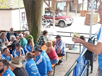 Peter Arold lockt bei der Baumversteigerung mit Dosenwurst.