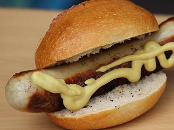 Streit auf Altstadtfest in Ebern eskaliert - Frau bekommt Bratwurstbrötchen ins Gesicht . Symbolbild: pixabay.com