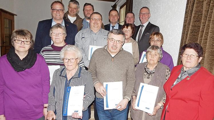 F&uuml;r langj&auml;hrige Mitgliedschaft wurden geehrt: Margaretha Weiherm&uuml;ller, Stefan M&uuml;llner, Anna Str&ouml;ber, Sven Wagner, Alwine B&auml;r, Roland Pichl, Gertrud Thumbeck, Bernd Herrmannsd&ouml;rfer, Lieselotte Angermann, Norbert Gro&szlig; und Christian M&uuml;nch (unser Bild). Dazu gratulierten Vorsitzende Gisela Bergmann, ihre Stellvertreterin Iris Grieger, Kreiskassier Alfred Baumg&auml;rtner und B&uuml;rgermeister Bernd Seinh&auml;user. Foto: Horst Wunner