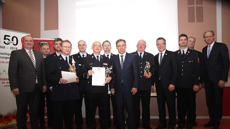 Diese Feuerwehrleute wurden für 25 und 40 Jahre aktiven Dienst geehrt.  Fotos: Richard Sänger
