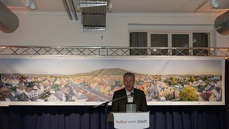 OB Rebhan zeigte sich begeistert und beeindruckt von der Fotokunst  der Hobbyfotografen.   Foto: Manja von Nida