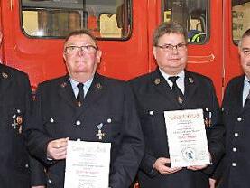 Vorsitzender Thomas Harsch (l.) und Stellvertreter Georg Mohnlein (r.) bedanken sich bei Walter Steger (2. v. r.) und Josef Schubert. Foto: erl