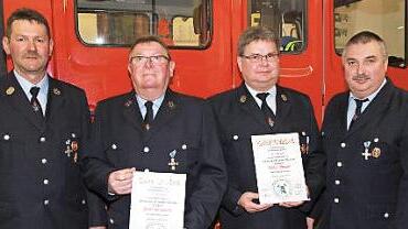 Vorsitzender Thomas Harsch (l.) und Stellvertreter Georg Mohnlein (r.) bedanken sich bei Walter Steger (2. v. r.) und Josef Schubert. Foto: erl