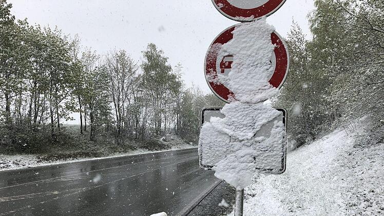 Im Kreis Hof legte sich der Schnee auf die erbl&uuml;hende Fr&uuml;hlingslandschaft. Auch f&uuml;r Autofahrer gab es dadurch Probleme. Foto: NEWS5/Fricke
