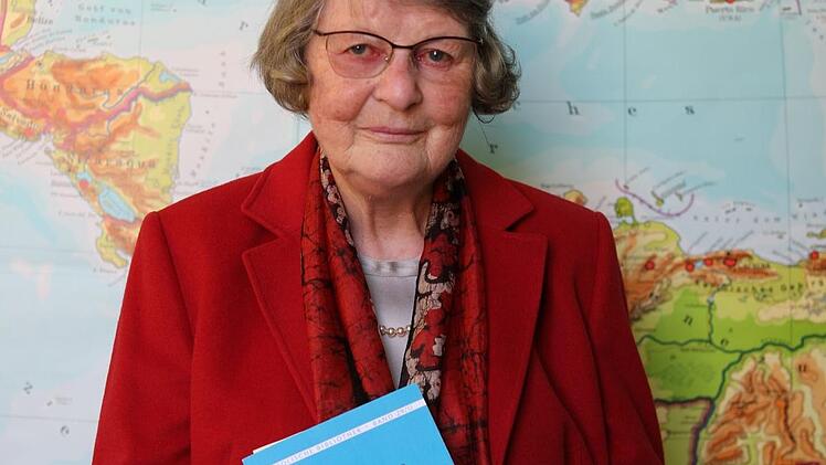 Annegret vBollée hat bewiesen, dass die Sprache der Einheimischen, das Seychellen-Kreol, keineswegs minderwertig ist.  Fotos: Katharina Thoma,Uni Bamberg/ Bollée