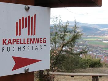 An der Kohlenberg-Kapelle überschneidet sich der Natur- und Kultur-Lehrpfad mit dem längeren Kapellenweg. Vom Berg aus haben Wanderer einen herrlichen Blick auf das Saaletal mit dem Sodenberg im Hintergrund.
