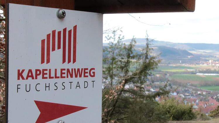 An der Kohlenberg-Kapelle überschneidet sich der Natur- und Kultur-Lehrpfad mit dem längeren Kapellenweg. Vom Berg aus haben Wanderer einen herrlichen Blick auf das Saaletal mit dem Sodenberg im Hintergrund.