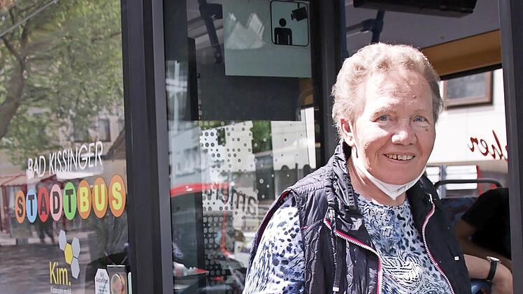 Maria Müller steigt am Berliner Platz in den Stadtbus. Für Einkäufe und Arztbesuche in der Innenstadt kommt der Seniorin aus Garitz künftig das 9-Euro-Ticket zugute.