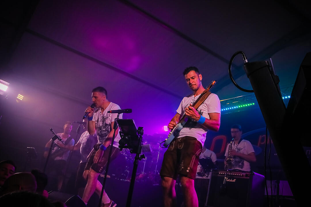 Samstagsparty im Festzelt!