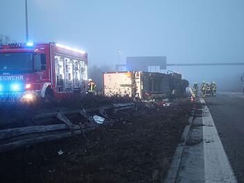 Schwerer Unfall auf der A6: Lastwagen prallt in Mittelleitplanke und kippt zur Seite