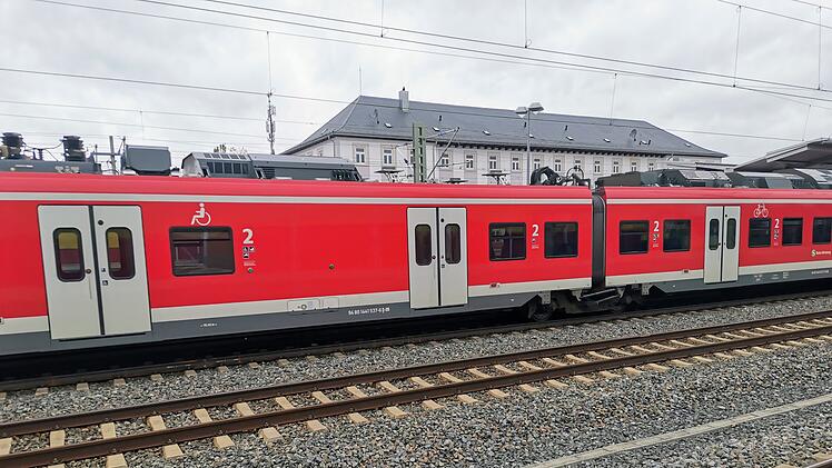 Bahnhof, Zug, Bahn, S-Bahn, Bahnhof Forchheim