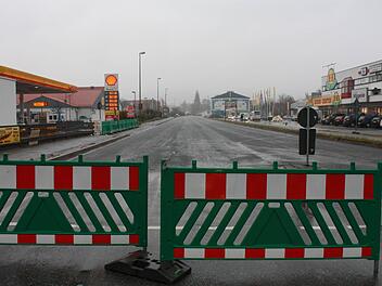 Die Baustelle auf der B 173 zwischen der Shell-Tankstelle und dem Schiffauer-Haus wird am Donnerstagnachmittag abgebaut.