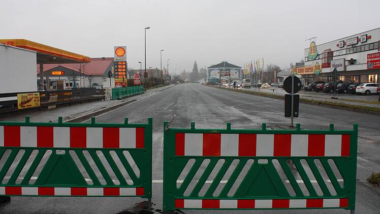 Die Baustelle auf der B 173 zwischen der Shell-Tankstelle und dem Schiffauer-Haus wird am Donnerstagnachmittag abgebaut.