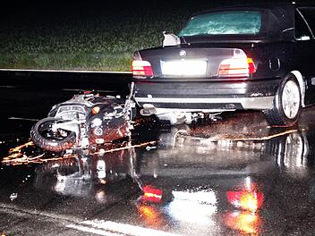 Der Rollerfahrer hatte offenbar keine Chance zu reagieren. Er krachte in die Fahrerseite des dunklen BMW aus dem Nachbarlandkreis.  Foto: J. Hofbauer