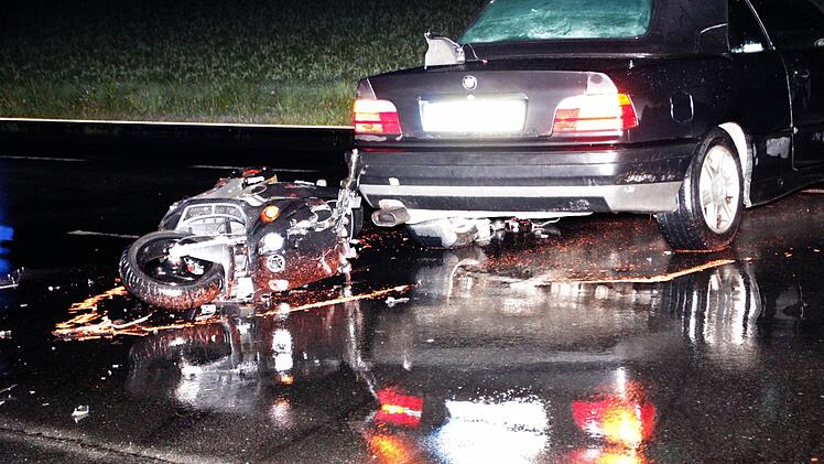 Der Rollerfahrer hatte offenbar keine Chance zu reagieren. Er krachte in die Fahrerseite des dunklen BMW aus dem Nachbarlandkreis.  Foto: J. Hofbauer