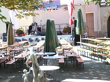 Das Stadtfest ist aufgebaut, die letzten Vorbereitungen laufen. Dann kann es losgehen. Foto: Heike Beudert