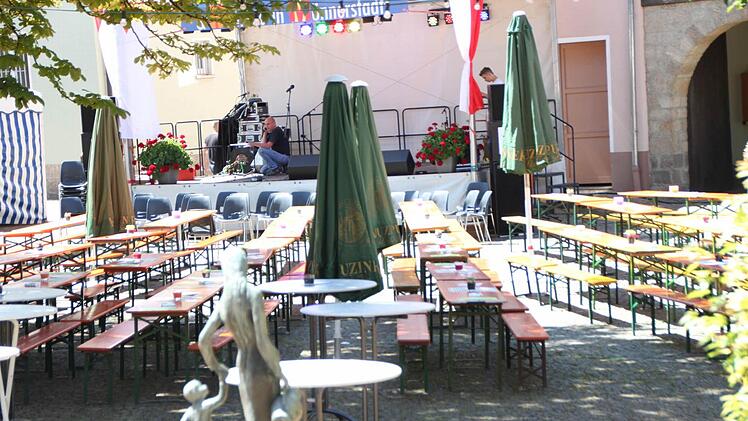 Das Stadtfest ist aufgebaut, die letzten Vorbereitungen laufen. Dann kann es losgehen. Foto: Heike Beudert