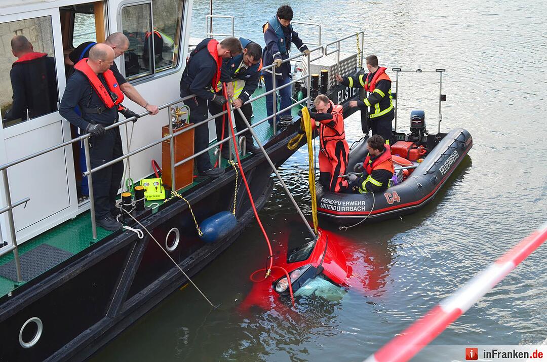 Auto geht im Main in Würzburg unter